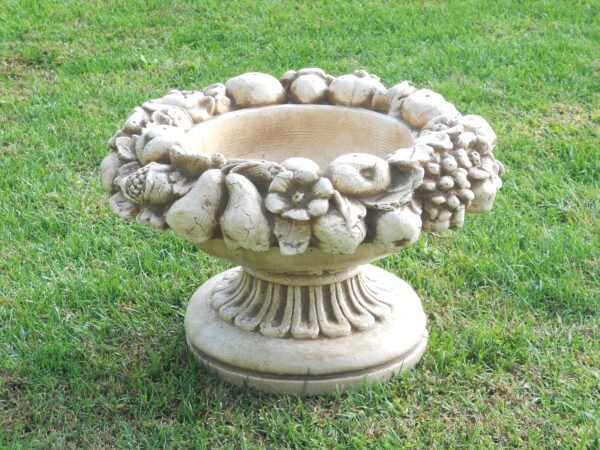 Vaso Frutta- arredo da giardino in pietra ricomposta