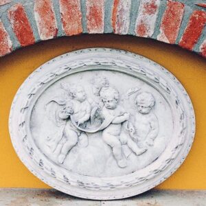 Bassorilievo Paradiso - arredo da giardino in graniglia di marmo di Carrara 100% Made in Italy