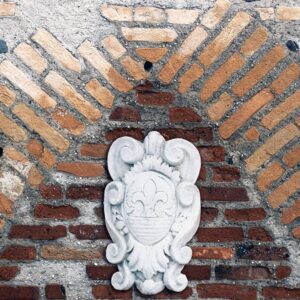 Stemma con Giglio - arredo da giardino in graniglia di marmo di Carrara 100% Made in Italy