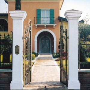 Pilastro Millennium con cupola - edilizia arredo da giardino in cemento bianco