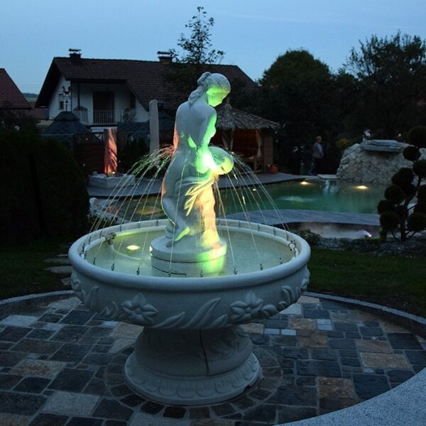 Fontana Siena, fontana da giardino funzionante in cemento bianco.