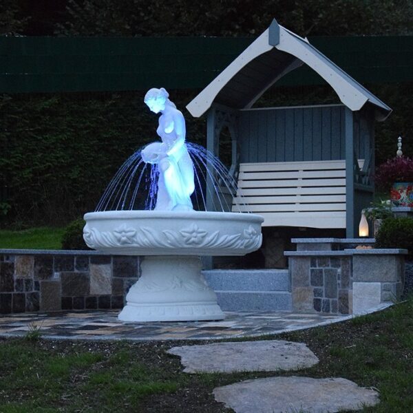 Fontana Siena, fontana da giardino funzionante in cemento bianco.