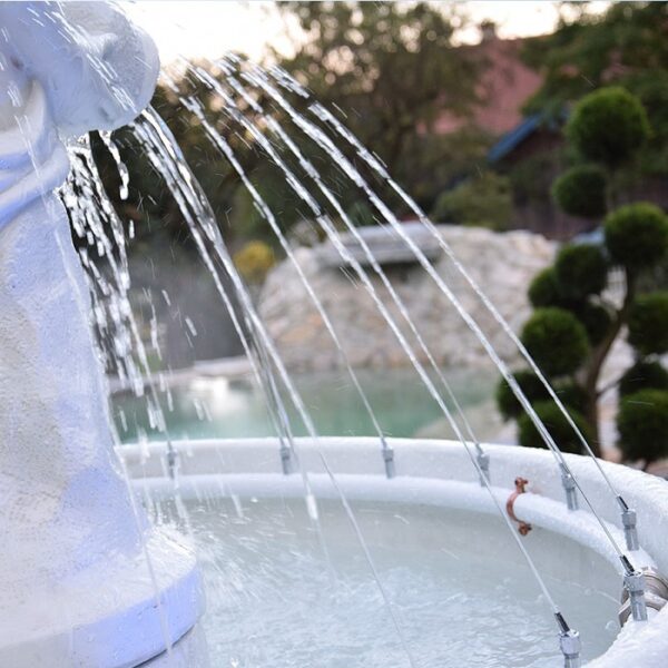Fontana Siena, fontana da giardino funzionante in cemento bianco.