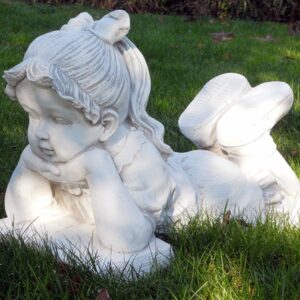 Bimba che legge- statue da giardino in graniglia di marmo di Carrara